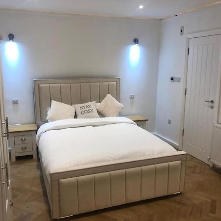 לונדון Stylish 2-Bedroom Getaway In The Heart Of Chelsea מראה חיצוני תמונה