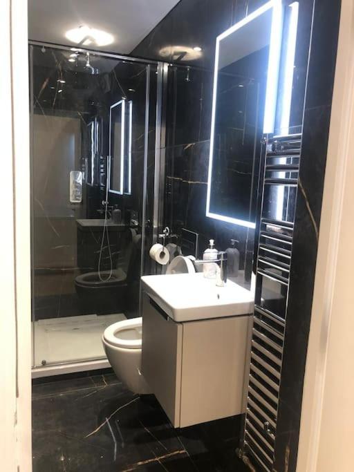לונדון Stylish 2-Bedroom Getaway In The Heart Of Chelsea מראה חיצוני תמונה