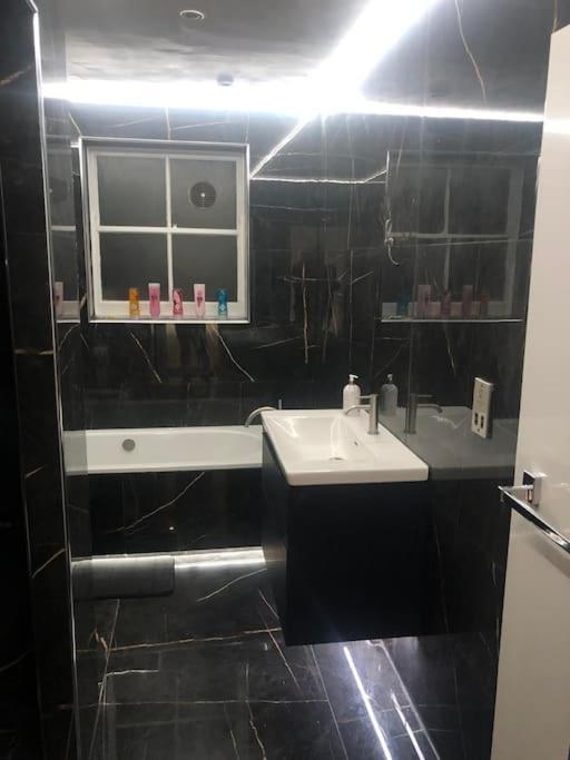 לונדון Stylish 2-Bedroom Getaway In The Heart Of Chelsea מראה חיצוני תמונה