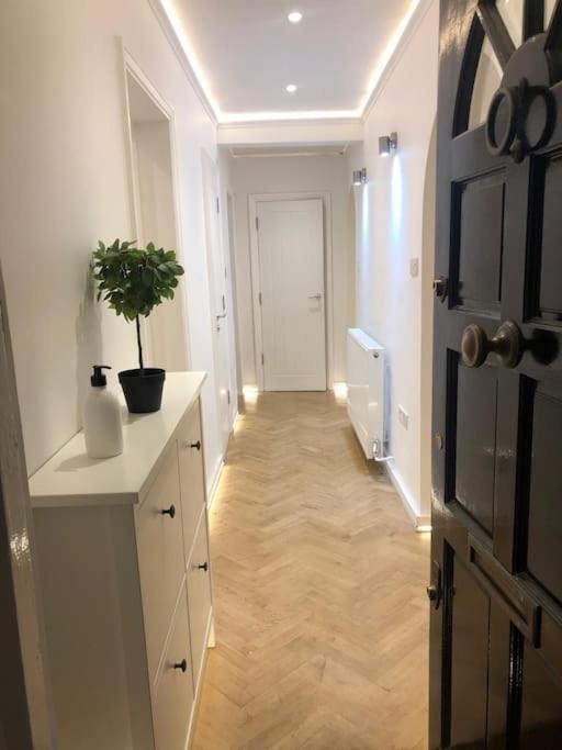 לונדון Stylish 2-Bedroom Getaway In The Heart Of Chelsea מראה חיצוני תמונה