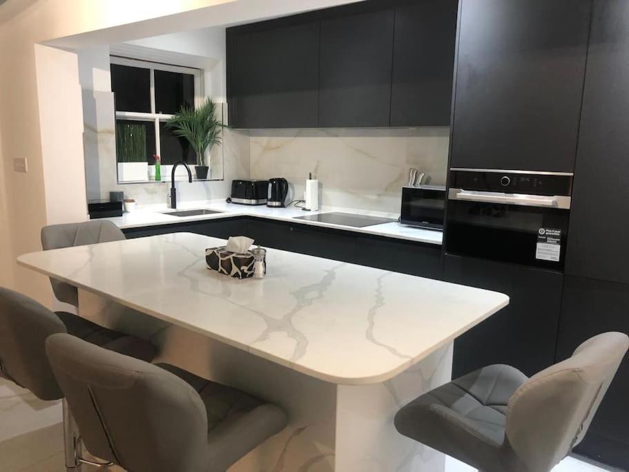 לונדון Stylish 2-Bedroom Getaway In The Heart Of Chelsea מראה חיצוני תמונה