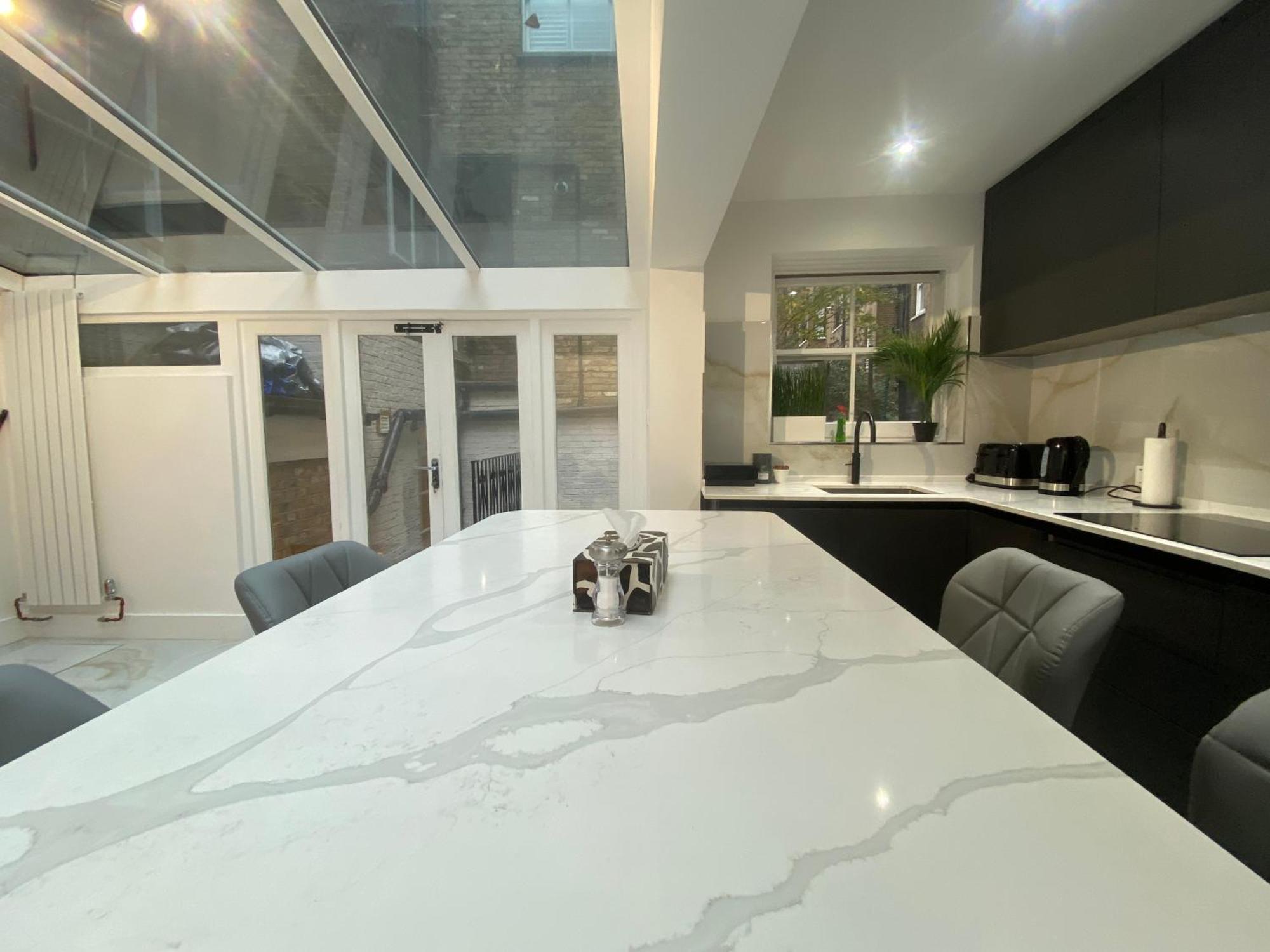 לונדון Stylish 2-Bedroom Getaway In The Heart Of Chelsea מראה חיצוני תמונה
